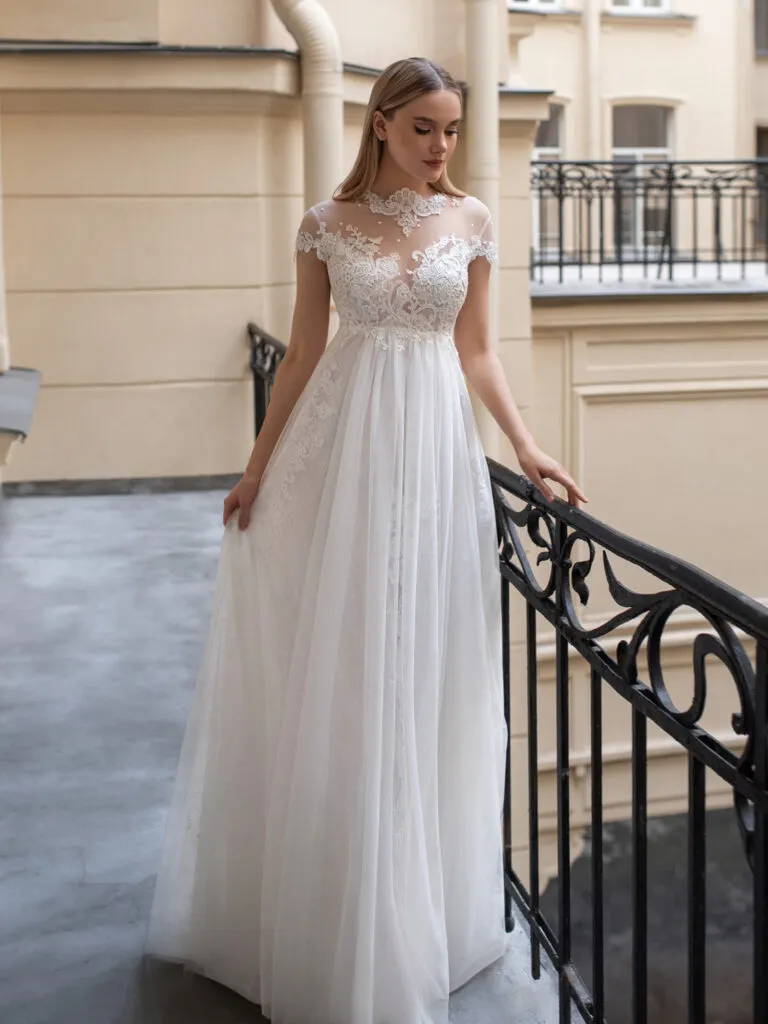 Изящное свадебное платье из легкой ткани