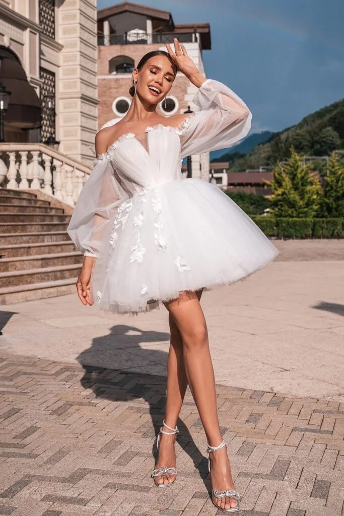 Свадебное платье миди А-силуэта идеально для низкой девушки